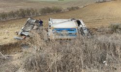 Çöp kamyonu tarlaya devrildi