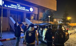 Hafif ticari aracın bagajından kaçak göçmenler çıktı