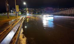 İzmir'de kuvvetli yağış etkisini gösterdi