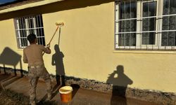 Jandarma köy okuluna bakım yaptı