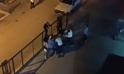 Kavgayı ayırmaya çalışanı dövdüler