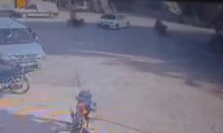 Kaza yapan motosikletin sürücüsü savrularak yol kenarındaki çifte çarptı