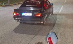 Kırmızı ışıkta duran motosiklete otomobil çarptı