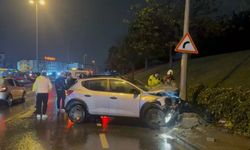 Küçükçekmece'de otomobil ıslak yolda kayarak aydınlatma direğine çarptı