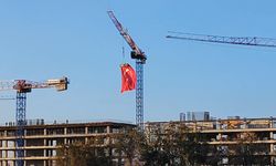 Malatya'da, Vinç Operatörü 35 Metre Yükseklikte Türk Bayrağı Açtı