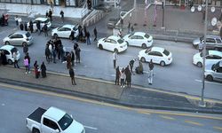 Otomobilin 2 yayaya çarptığı kaza anı başka bir aracın kamerasına yansıdı