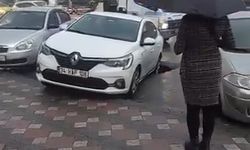 Otomobilin arka tekeri yolda oluşan göçüğün içinde kaldı