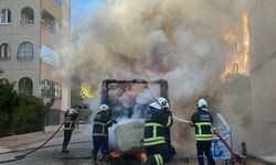 Park halindeki özel halk otobüsü alev aldı