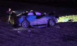 Reyhanlı'da otomobil takla atıp tarlaya girdi