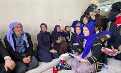 Şehit Annesi Türk Bayrağını Öpüp Başının Üstüne Koydu