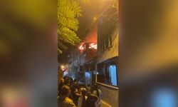 Şişli'de 3 katlı binanın çatısında çıkan yangın söndürüldü