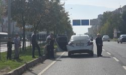 TIR, Kırmızı Işıkta Bekleyen Otomobile Çarptı