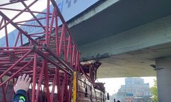 TIR köprüye sıkıştı