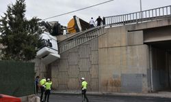 TIR viyadükte devrildi