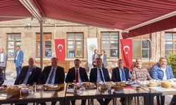 Ertunç Güngör muhtarlarla bir arada