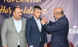 CHP’den istifa etti, Ak Parti rozeti taktı