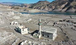 Baraj suları çekilen Kars'ta eski köy evleri gün yüzüne çıktı