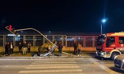 Çubuk'ta otomobil trafik ışığına çarptı: 1 yaralı