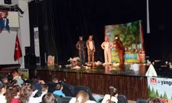 Eskişehir’de tiyatro izleyen çocuklara hediye