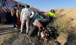 Kırşehir'de kamyonla otomobilin çarpışması can aldı