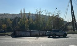 Pursaklar'da seyir halindeki TIR'ın dorsesi devrildi