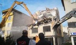 Sındırgı'da Ağır Hasarlı Binaların Yıkımı Sürüyor