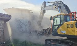Sındırgı'da Hasarlı Yapılar Yıkılıyor