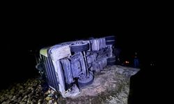 Yozgat'ta devrilen tırın sürücüsü can verdi