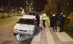 Alkollü ve ehliyetsiz sürücü, kaçarken kaza yaparak yakalandı