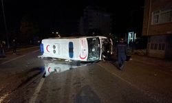 Ambulans ve otomobil çarpıştı: 5 kişi yaralandı