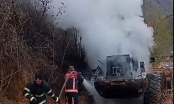 Artvin'de iş makinesini alevler sardı
