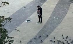 Atatürk tablosuyla saygı duruşu