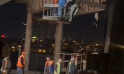 Avcılar'da İş Makinesi Taşıyan TIR Üst Geçide Çarptı