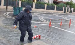 Balıkesir'de sağanakta yollar göle döndü