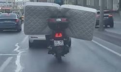 Beylikdüzü'nde motosikletle yatak taşıdı