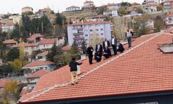 Çatıya çıkan kişiyi, AK Parti İl Başkanı Erdoğan indirdi