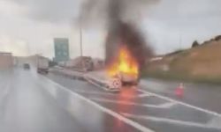 Çekmeköy'de hafif ticari aracı alevler sardı