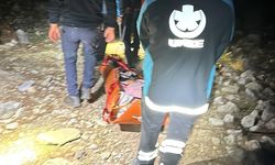 Dağlık alanda yaralı olarak mahsur kalan turist, 5,5 saatte kurtarıldı