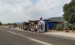 Devrilen kamyon güçlükle durdu