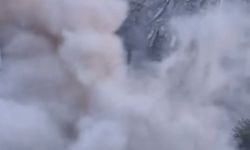 Diyarbakır'da ağır hasarlı bina, yıkım sırasında çöktü