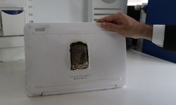 Dizüstü bilgisayarı patladı; o anlar kameraya yansıdı