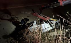 Efeler'de otomobil su kanalına uçtu