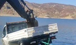 Elazığ'da kamyonet, baraj gölüne düştü