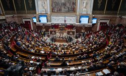 Fransa'da emeklilik yaşını 64'e çıkaran reformun askıya alınması onaylandı