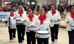 Geçit Töreninde Hediye Yarışı