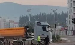 Hatay'da Polis, Yoldaki Çukuru Kürekle Kapattı