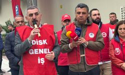 İzmir'de Büyükşehir Belediyesi işçilerinden oturma eylemi