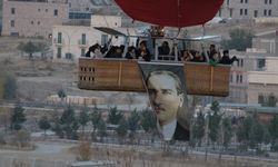 Kapadokya'da sıcak hava balonlarına Atatürk posterleri asıldı