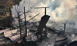 Karabük'te 2 katlı ahşap ev küle döndü