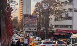 Kızılay tabelası yine değiştirildi